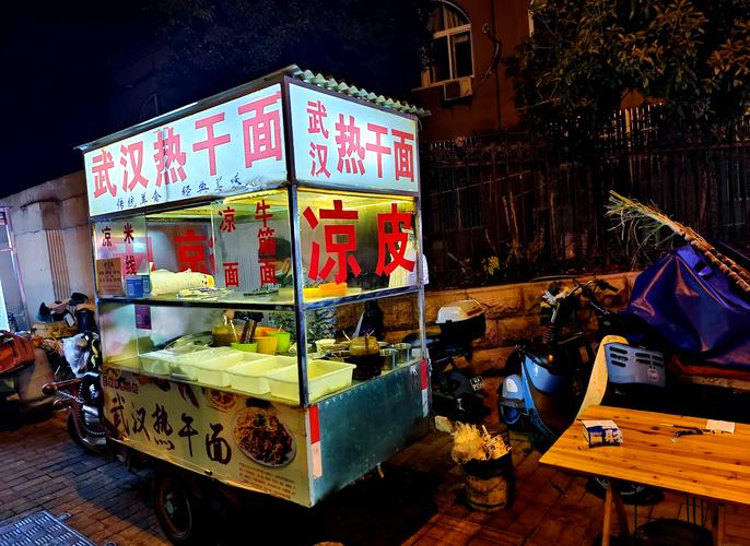武汉夜网推荐：探索老汉口热干面与街头烧烤摊的夜生活好去处